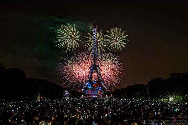 Eiffelturm mit grandiosem Feuerwerk beim Nationalfeiertag am 14. Juli 2018 in Paris - Thema: Paris der Liebe