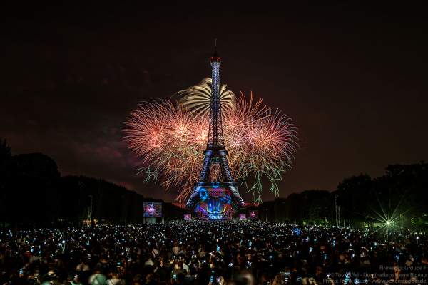Le feu d’artifice du 14 juillet 2018 à la Tour Eiffel - le Paris de l’Amour !