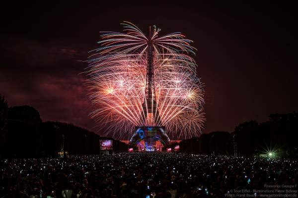 Eiffelturm mit grandiosem Feuerwerk beim Nationalfeiertag am 14. Juli 2018 in Paris - Thema: Paris der Liebe