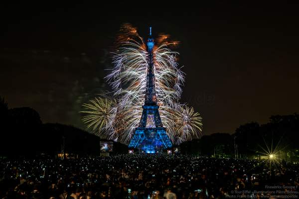 Eiffelturm mit grandiosem Feuerwerk beim Nationalfeiertag am 14. Juli 2018 in Paris - Thema: Paris der Liebe