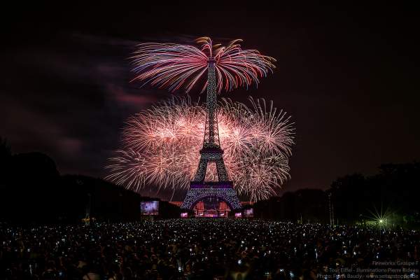 Eiffelturm mit grandiosem Feuerwerk beim Nationalfeiertag am 14. Juli 2018 in Paris - Thema: Paris der Liebe