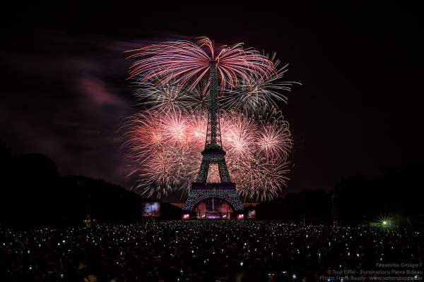 Le feu d’artifice du 14 juillet 2018 à la Tour Eiffel - le Paris de l’Amour !