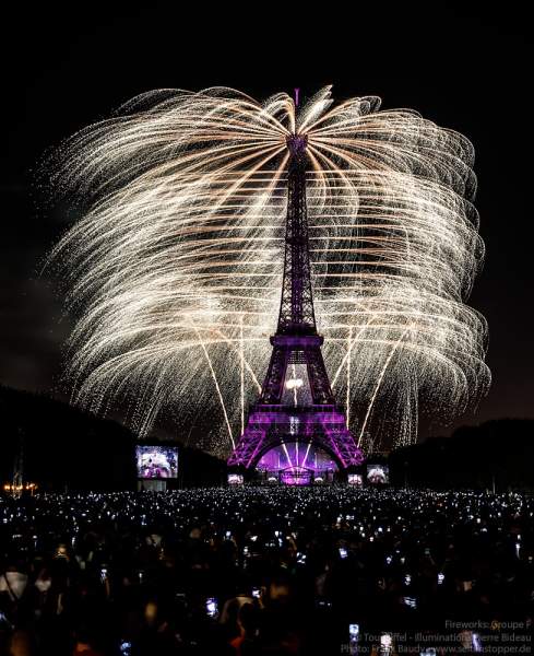 Stunning fireworks display at the Eiffel Tower on the french national day - Bastille day 2018 in Paris - Theme: Paris of Love!