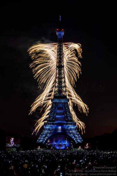 Eiffelturm mit grandiosem Feuerwerk beim Nationalfeiertag am 14. Juli 2018 in Paris - Thema: Paris der Liebe