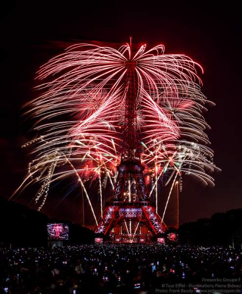 Le feu d’artifice du 14 juillet 2018 à la Tour Eiffel - le Paris de l’Amour !