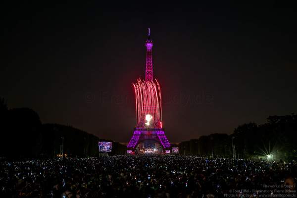 Eiffelturm mit grandiosem Feuerwerk beim Nationalfeiertag am 14. Juli 2018 in Paris - Thema: Paris der Liebe