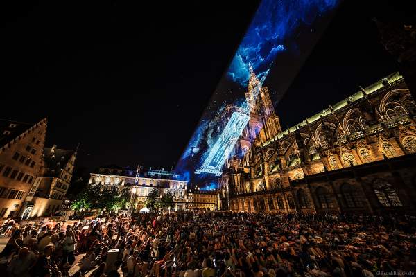 Lichtspiel bei der Sommershow LuX am Münster in Straßburg 2018