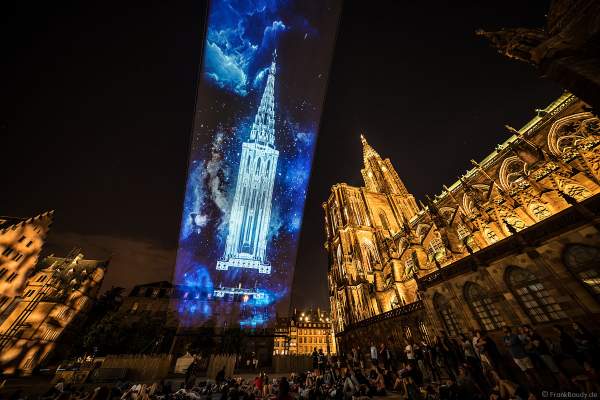 Lichtshow DIE TURMSPITZE (La flèche dans les nuages) bei der Sommershow LuX 2018 am Straßburger Münster - Liebfrauenmünster - Cathédrale Notre-Dame