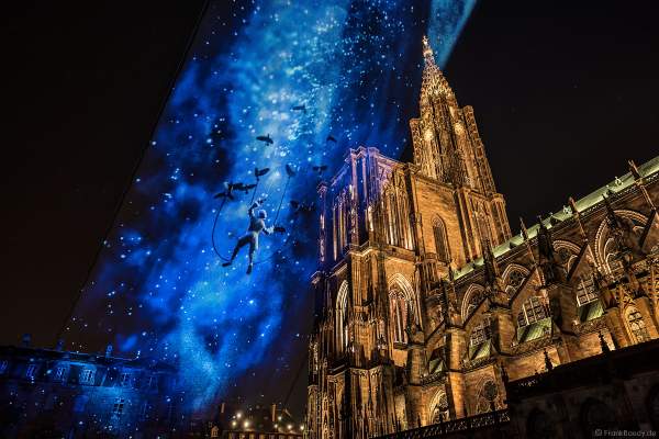 Lichtshow DIE TURMSPITZE (La flèche dans les nuages) bei der Sommershow LuX 2018 am Straßburger Münster - Liebfrauenmünster - Cathédrale Notre-Dame