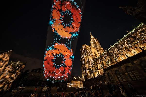 Lichtshow DIE TURMSPITZE (La flèche dans les nuages) bei der Sommershow LuX 2018 am Straßburger Münster - Liebfrauenmünster - Cathédrale Notre-Dame