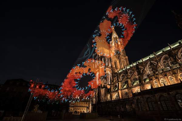 Lichtshow DIE TURMSPITZE (La flèche dans les nuages) bei der Sommershow LuX 2018 am Straßburger Münster - Liebfrauenmünster - Cathédrale Notre-Dame
