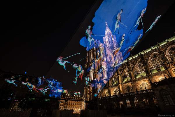 Lichtshow DIE TURMSPITZE (La flèche dans les nuages) bei der Sommershow LuX 2018 am Straßburger Münster - Liebfrauenmünster - Cathédrale Notre-Dame