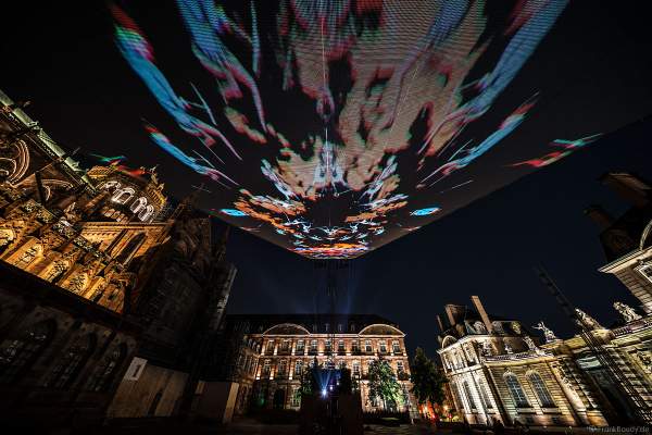 Lichtshow DIE TURMSPITZE (La flèche dans les nuages) bei der Sommershow LuX 2018 am Straßburger Münster - Liebfrauenmünster - Cathédrale Notre-Dame