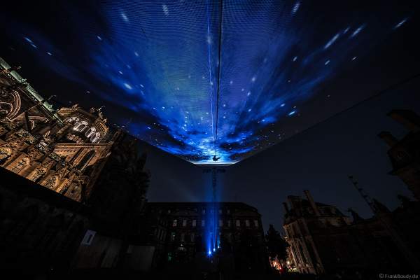 Lichtshow DIE TURMSPITZE (La flèche dans les nuages) bei der Sommershow LuX 2018 am Straßburger Münster - Liebfrauenmünster - Cathédrale Notre-Dame