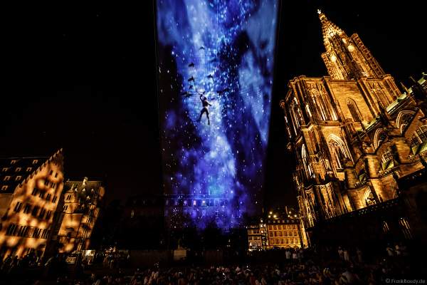Lichtshow DIE TURMSPITZE (La flèche dans les nuages) bei der Sommershow LuX 2018 am Straßburger Münster - Liebfrauenmünster - Cathédrale Notre-Dame