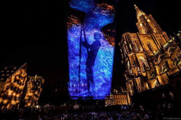 Lichtshow DIE TURMSPITZE (La flèche dans les nuages) bei der Sommershow LuX 2018 am Straßburger Münster - Liebfrauenmünster - Cathédrale Notre-Dame