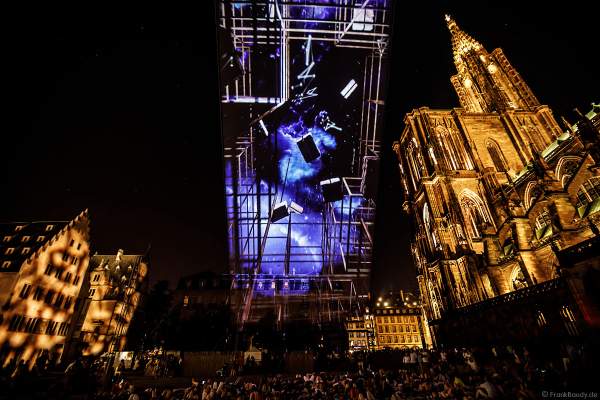 Lichtshow DIE TURMSPITZE (La flèche dans les nuages) bei der Sommershow LuX 2018 am Straßburger Münster - Liebfrauenmünster - Cathédrale Notre-Dame