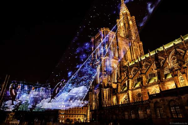 Lichtshow DIE TURMSPITZE (La flèche dans les nuages) bei der Sommershow LuX 2018 am Straßburger Münster - Liebfrauenmünster - Cathédrale Notre-Dame