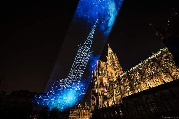 Lichtshow DIE TURMSPITZE (La flèche dans les nuages) bei der Sommershow LuX 2018 am Straßburger Münster - Liebfrauenmünster - Cathédrale Notre-Dame
