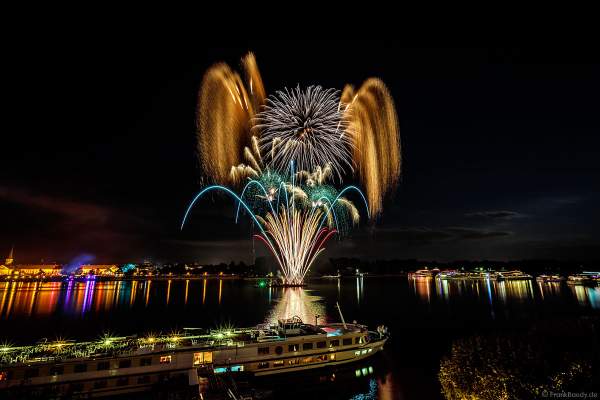 Feuerwerk bei den Mainzer Sommerlichter 2018 mit den Ausflugsschiffen auf dem Rhein