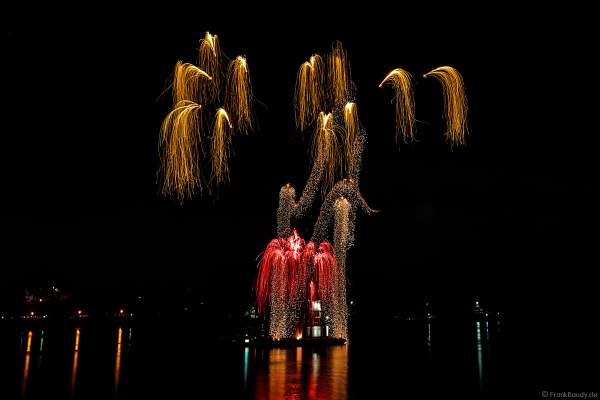Steigende Kronen und Goldeffekte beim Feuerwerk der Mainzer Sommerlichter 2018