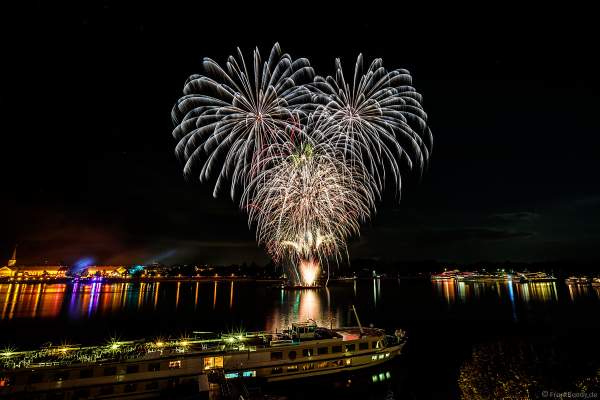 Feuerwerk bei den Mainzer Sommerlichter 2018 mit den Ausflugsschiffen auf dem Rhein
