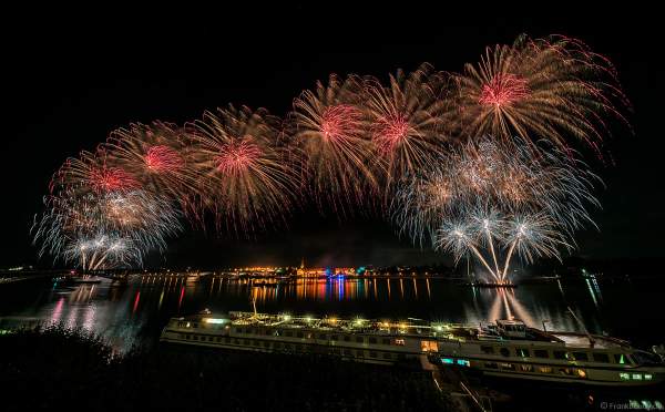 Eine Brücke aus Feuerwerk über der Theodor-Heuss-Brücke mit Sicht auf Wiesbaden bei den Mainzer Sommerlichter 2018