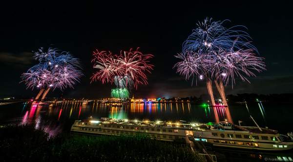 Höhenfeuerwerk auf dem Rhein zwischen Mainz und Wiesbaden bei den Mainzer Sommerlichter 2018