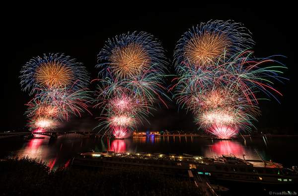 Finale beim 500 Meter breiten Feuerwerk bei den Mainzer Sommerlichter 2018