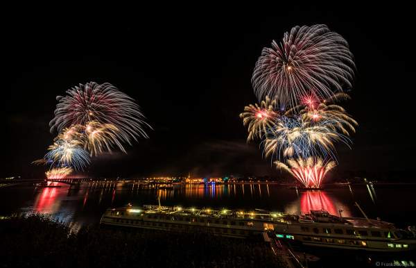 Höhenfeuerwerk auf dem Rhein zwischen Mainz und Wiesbaden bei den Mainzer Sommerlichter 2018