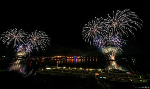Mainzer Sommerlichter 2018 mit Feuerwerk am Samstagabend auf dem Rhein zwischen Mainz und Wiesbaden