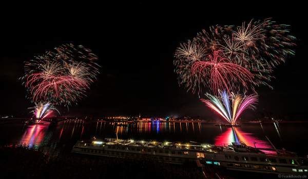 Mainzer Sommerlichter 2018 mit Feuerwerk am Samstagabend auf dem Rhein zwischen Mainz und Wiesbaden