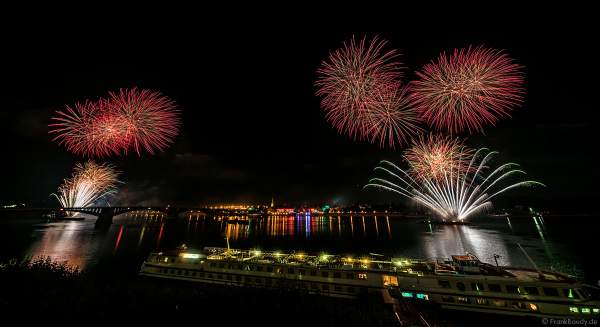 Mainzer Sommerlichter 2018 mit Feuerwerk am Samstagabend auf dem Rhein zwischen Mainz und Wiesbaden