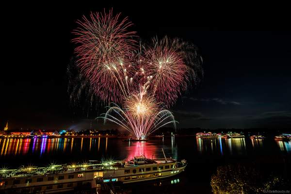 Feuerwerk bei den Mainzer Sommerlichter 2018 mit den Ausflugsschiffen auf dem Rhein