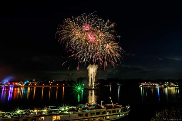 Feuerwerk bei den Mainzer Sommerlichter 2018 mit den Ausflugsschiffen auf dem Rhein