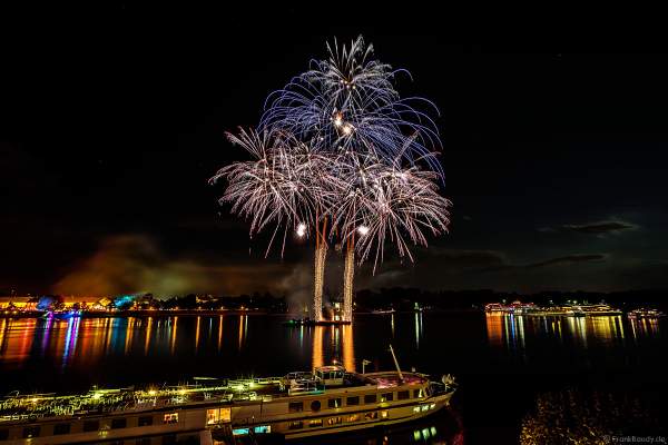 Feuerwerk bei den Mainzer Sommerlichter 2018 mit den Ausflugsschiffen auf dem Rhein