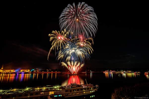 Feuerwerk bei den Mainzer Sommerlichter 2018 mit den Ausflugsschiffen auf dem Rhein