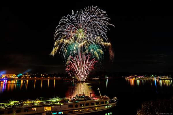 Feuerwerk bei den Mainzer Sommerlichter 2018 mit den Ausflugsschiffen auf dem Rhein