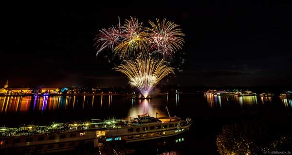Feuerwerk bei den Mainzer Sommerlichter 2018 mit den Ausflugsschiffen auf dem Rhein