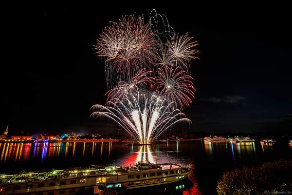 Feuerwerk bei den Mainzer Sommerlichter 2018 mit den Ausflugsschiffen auf dem Rhein