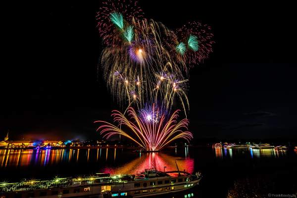 Feuerwerk bei den Mainzer Sommerlichter 2018 mit den Ausflugsschiffen auf dem Rhein