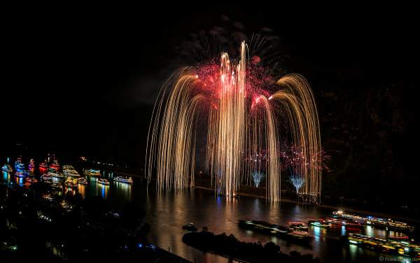 Ein wahnsinns Goldregen beim Feuerwerk Eclipse - The Great Gig In The Sky - Pink Floyd - Rhein in Flammen 2018 in Oberwesel