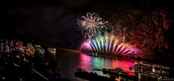 Ein wunderbarer Farbfächer beim Feuerwerk von Rhein in Flammen – Nacht der 1000 Feuer in Oberwesel 2018
