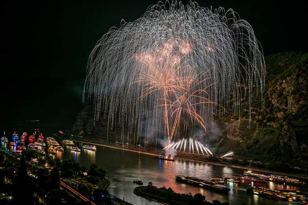 Das Feuerwerk erleuchtet den Rhein über dem UNESCO Weltkulturerbe Oberes Mittelrheintal bei Rhein in Flammen 2018 in Oberwesel