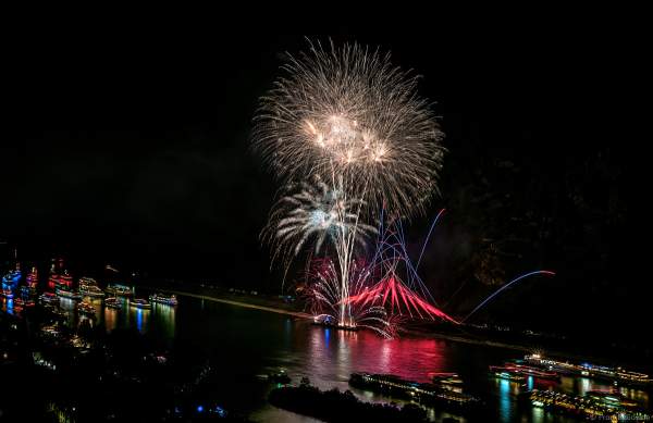 Bunter Schiffskorso beim Feuerwerk von Rhein in Flammen – Nacht der 1000 Feuer in Oberwesel 2018