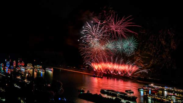 Bunter Schiffskorso beim Feuerwerk von Rhein in Flammen – Nacht der 1000 Feuer in Oberwesel 2018