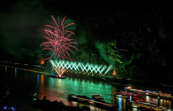 Kleine Brände am Hang beim Feuerwerk von Rhein in Flammen – Nacht der 1000 Feuer in Oberwesel 2018