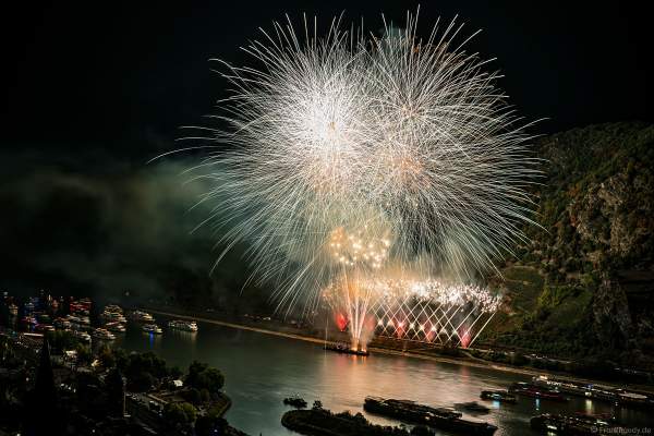 Das Feuerwerk erleuchtet den Rhein über dem UNESCO Weltkulturerbe Oberes Mittelrheintal bei Rhein in Flammen 2018 in Oberwesel