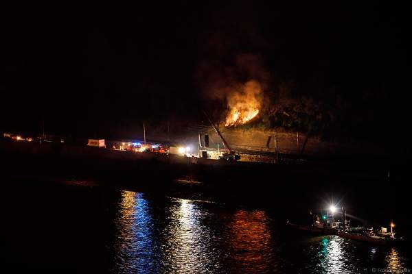 Ein Feuer am Hang nach dem Feuerwerk von Rhein in Flammen – Nacht der 1000 Feuer in Oberwesel 2018