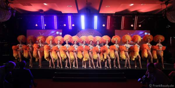 Die Tänzerinnen des Moulin Rouge bei der Pressekonferenz zur Eröffnung der Eurosat – CanCan Coaster & Eurosat Coastiality Achterbahn